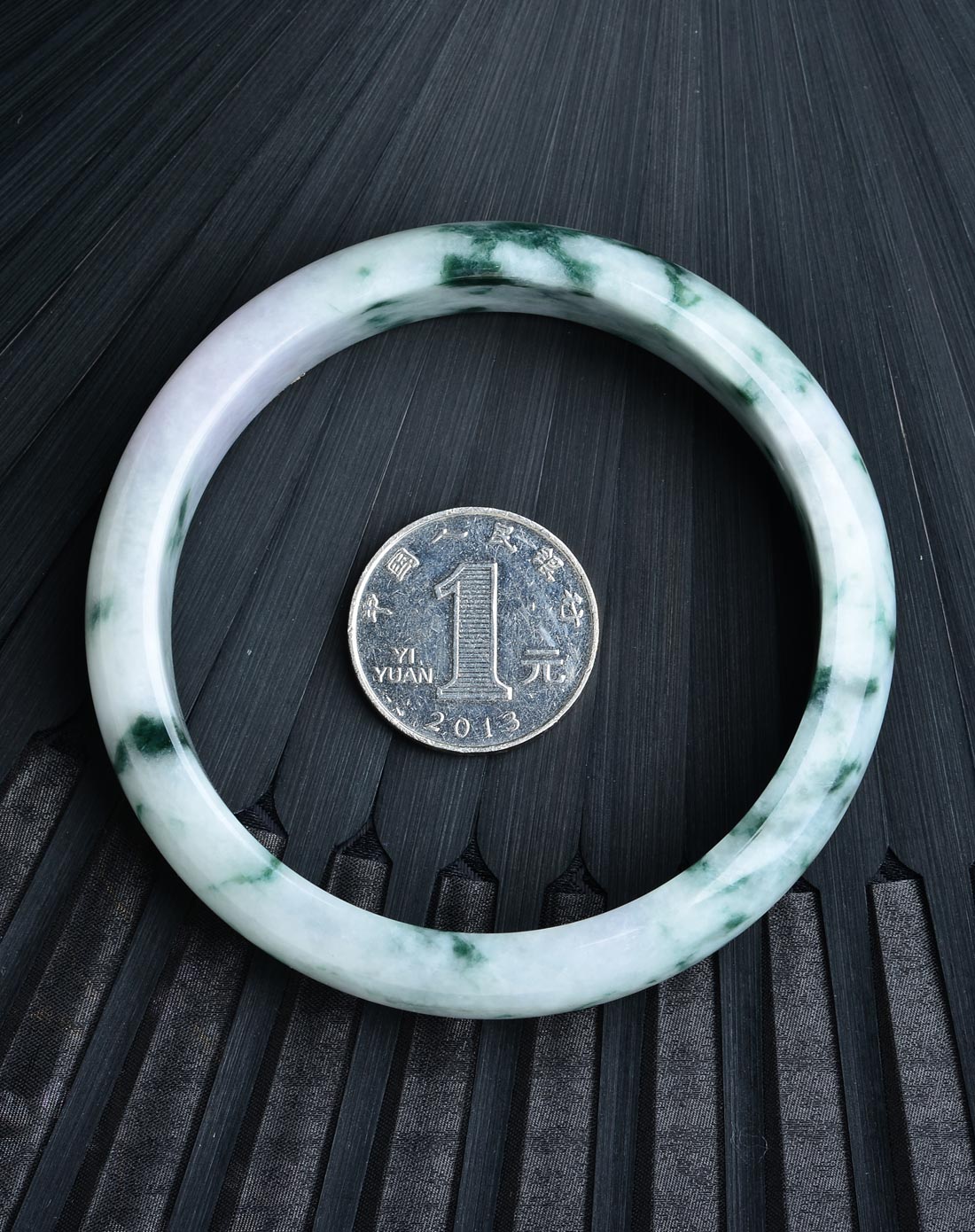 天然翡翠白底飘花手镯(附国检证书)