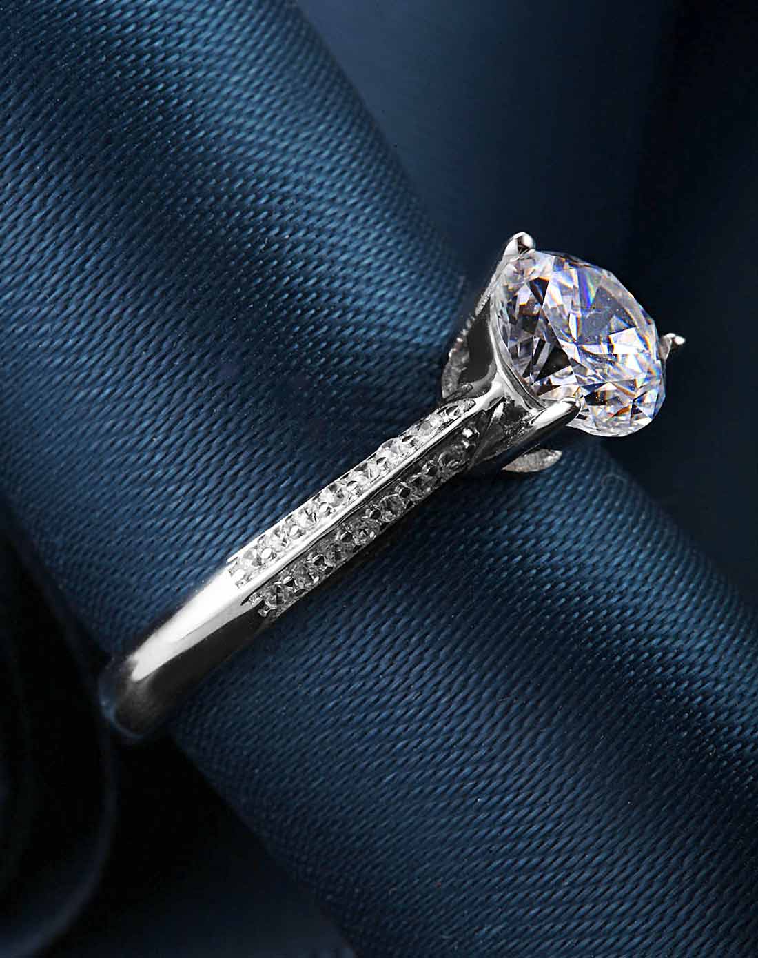 【爆款特价】s925银镶施华洛世奇炫美莹彩1克拉轻奢三爪戒指