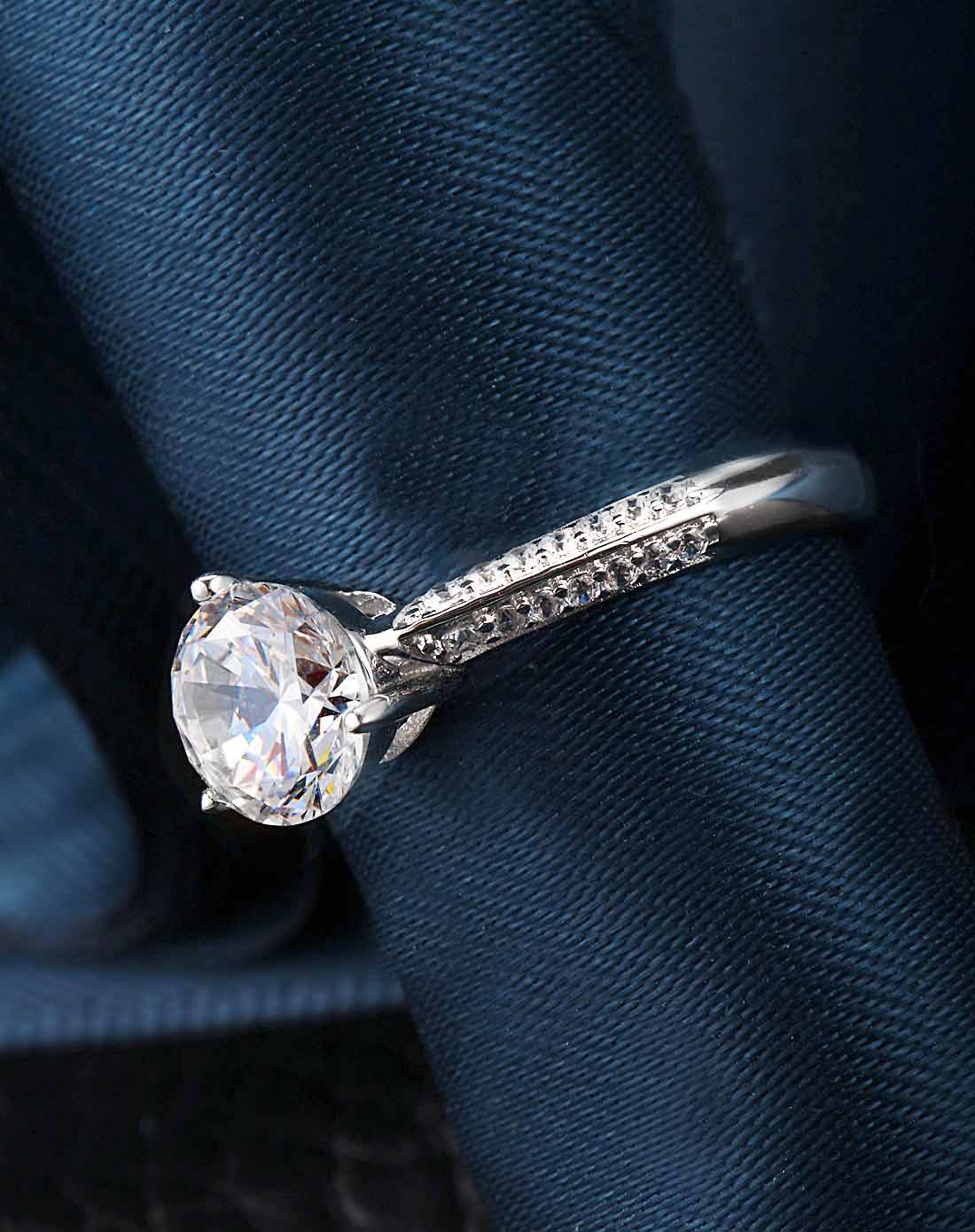 【爆款特价】s925银镶施华洛世奇炫美莹彩1克拉轻奢三爪戒指