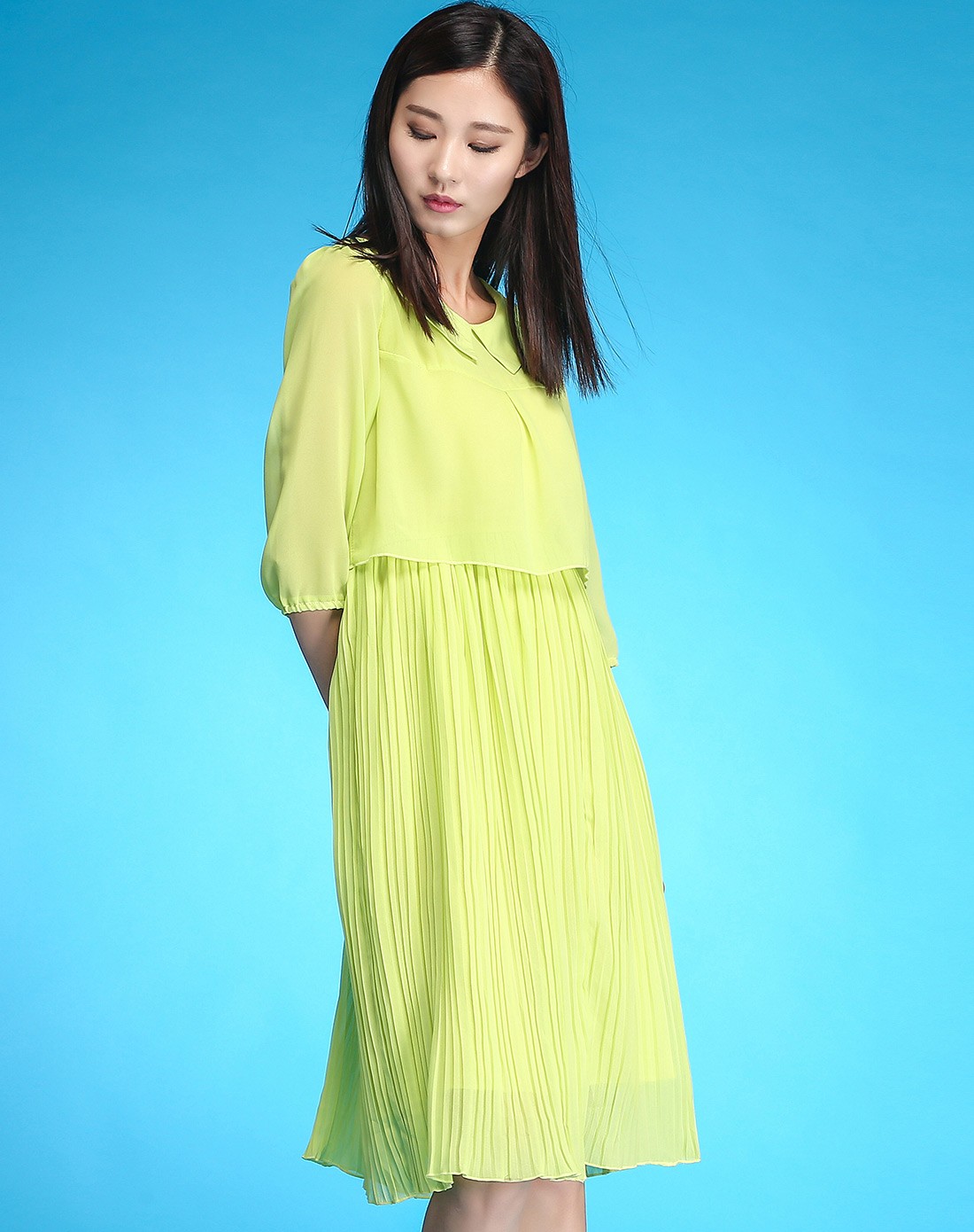 柠檬绿色翻领褶皱衣摆连衣裙