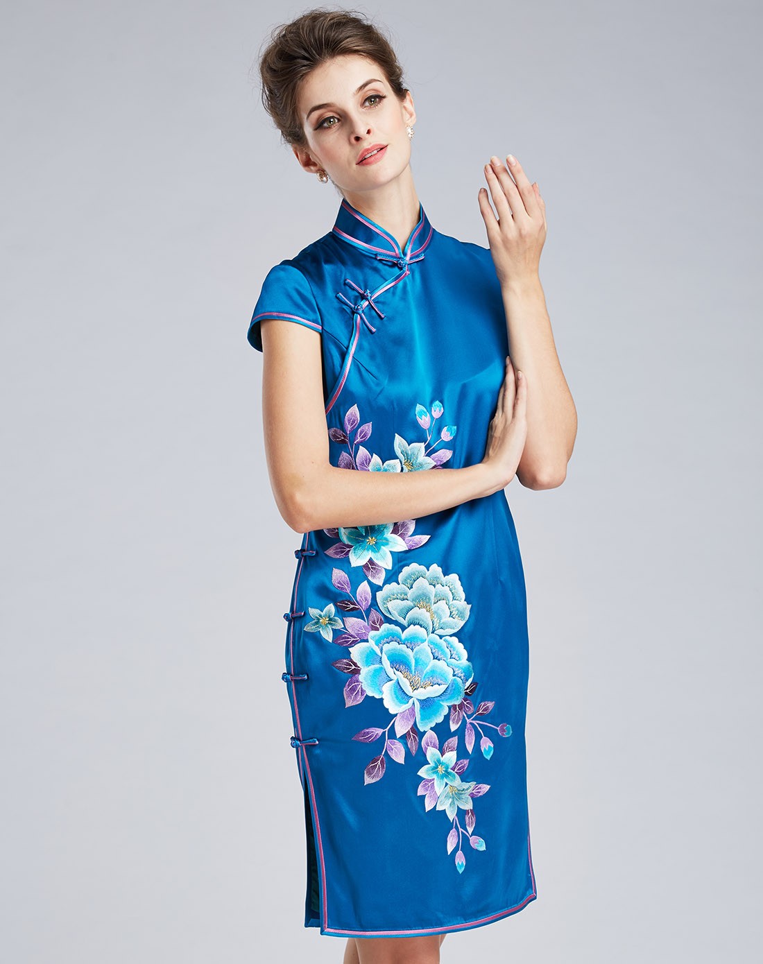 女款孔雀蓝色绣花真丝旗袍