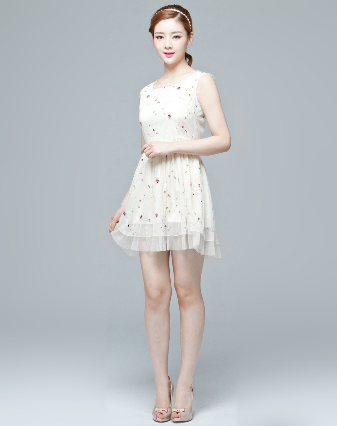 白色甜美淑女修身绣花无袖连衣裙