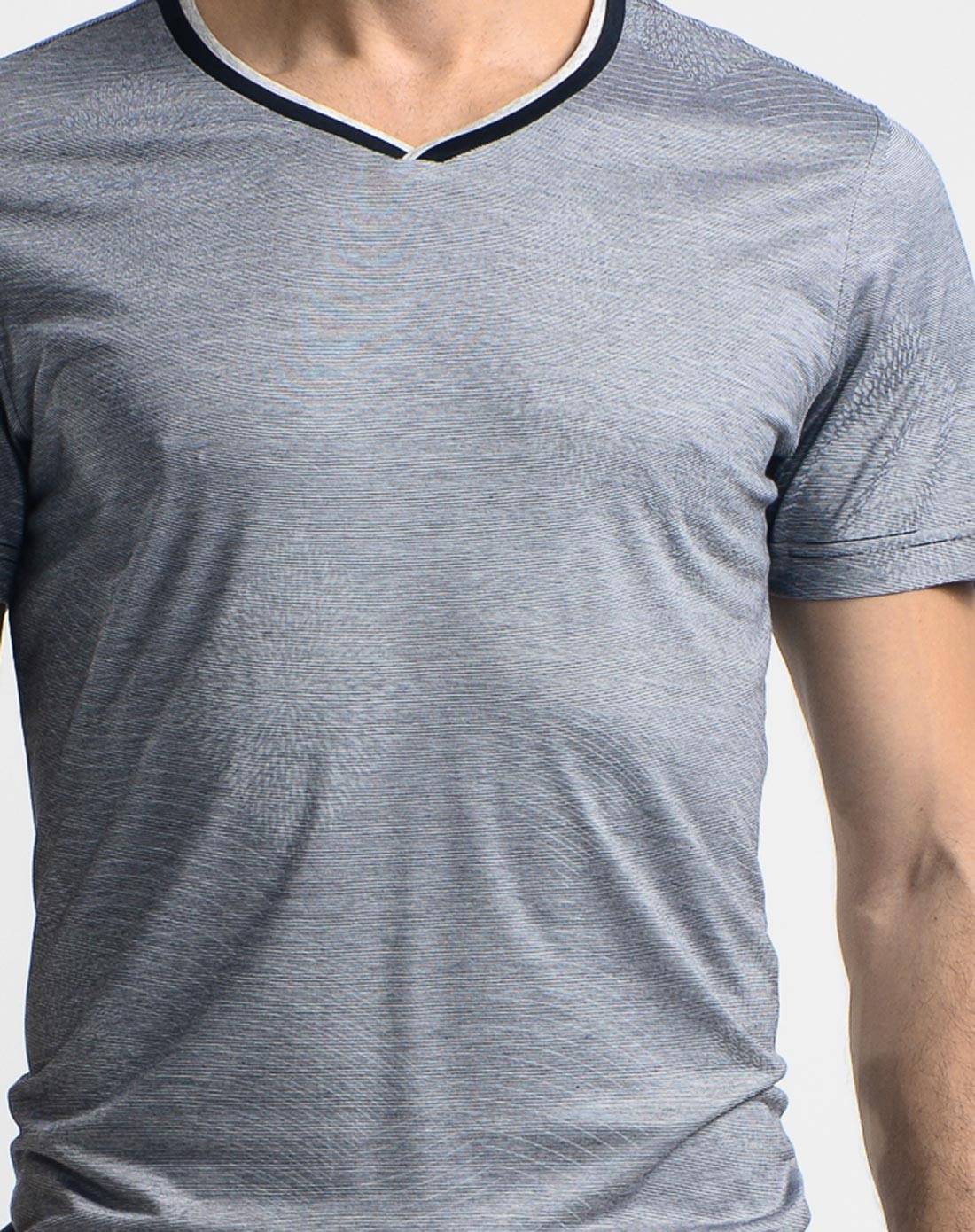 简约v领深灰色短袖t恤