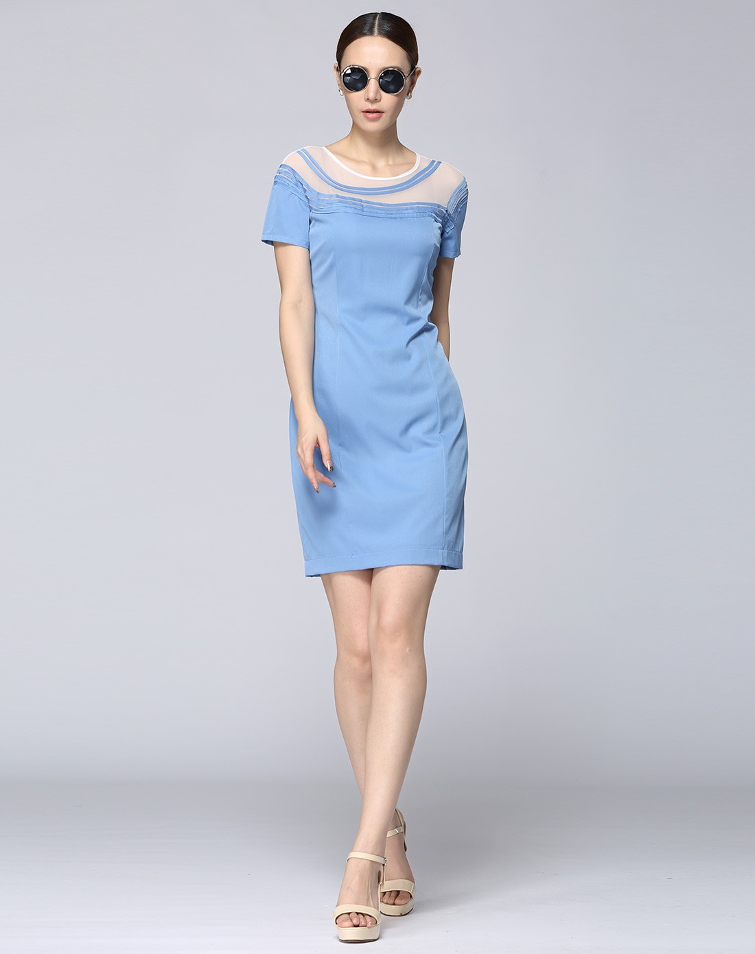 浅蓝色圆领拼接网纱短袖连衣裙