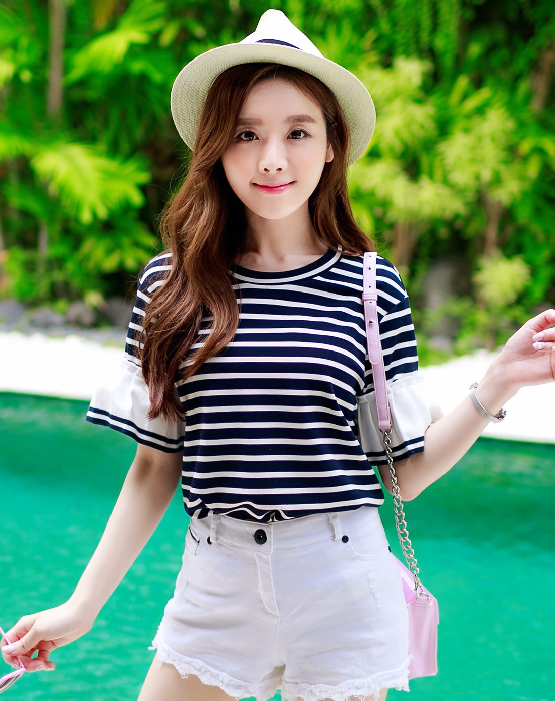 黑条纹圆领特别袖子t恤