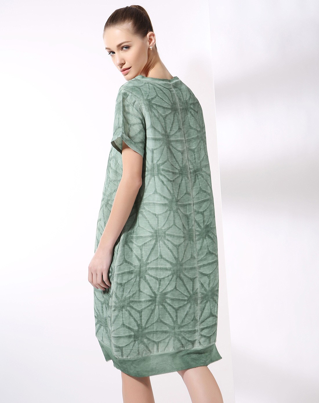 机理面料o型连衣裙