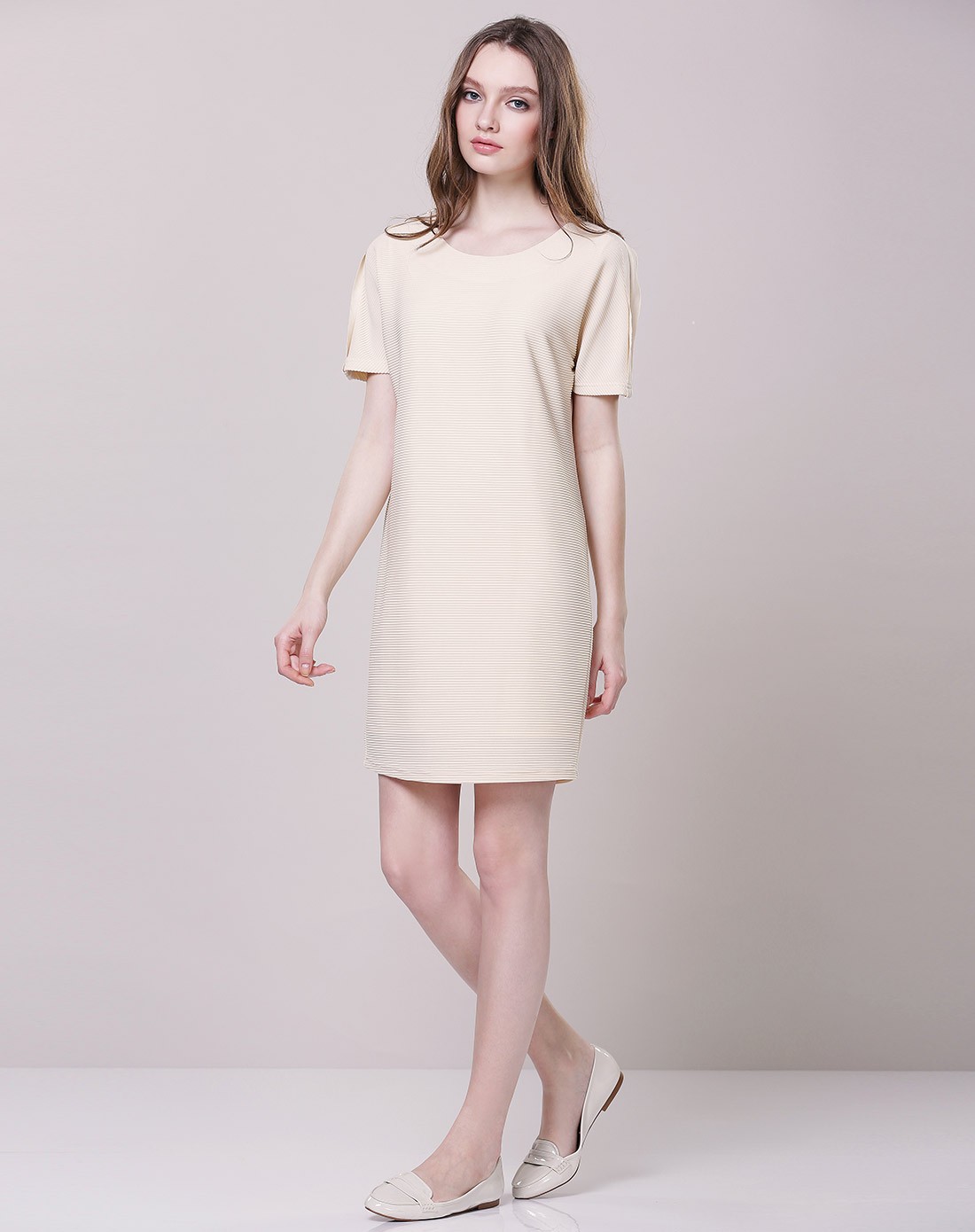 牛奶色肩部真丝拼接拉链装饰肌理连衣裙