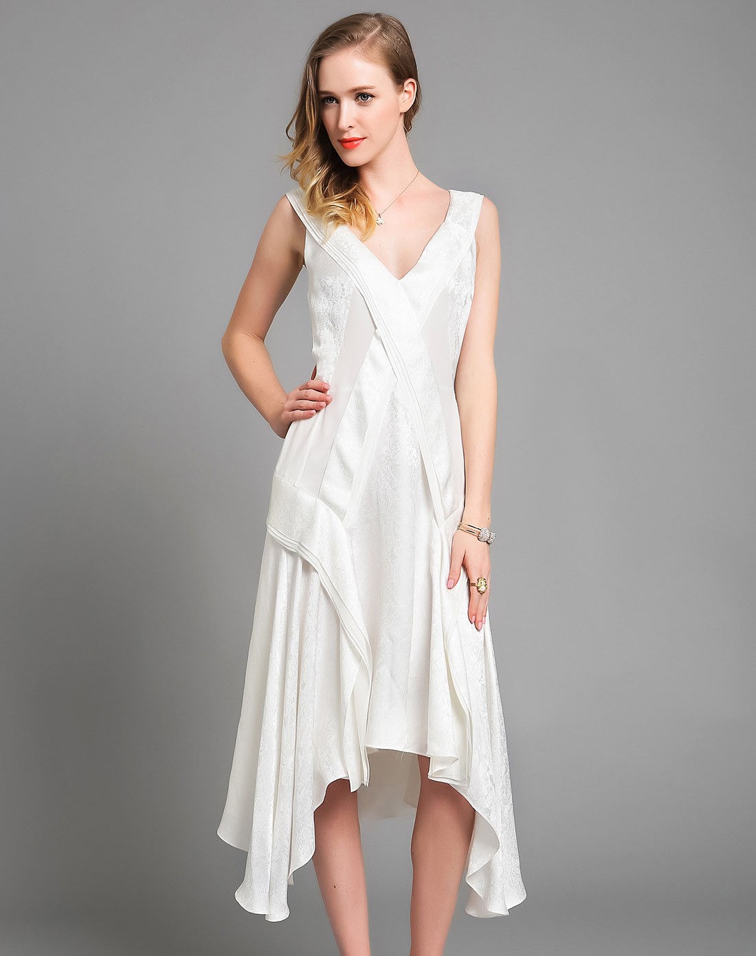 白色时尚修身无袖v领真丝连衣裙