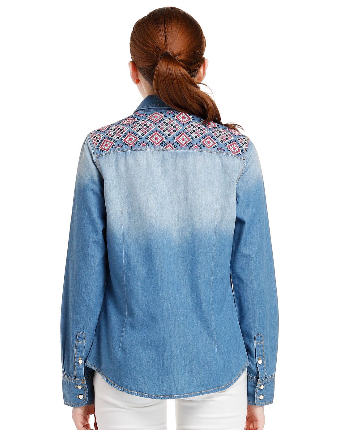 女款中牛仔蓝育克彩色刺绣牛仔衬衫