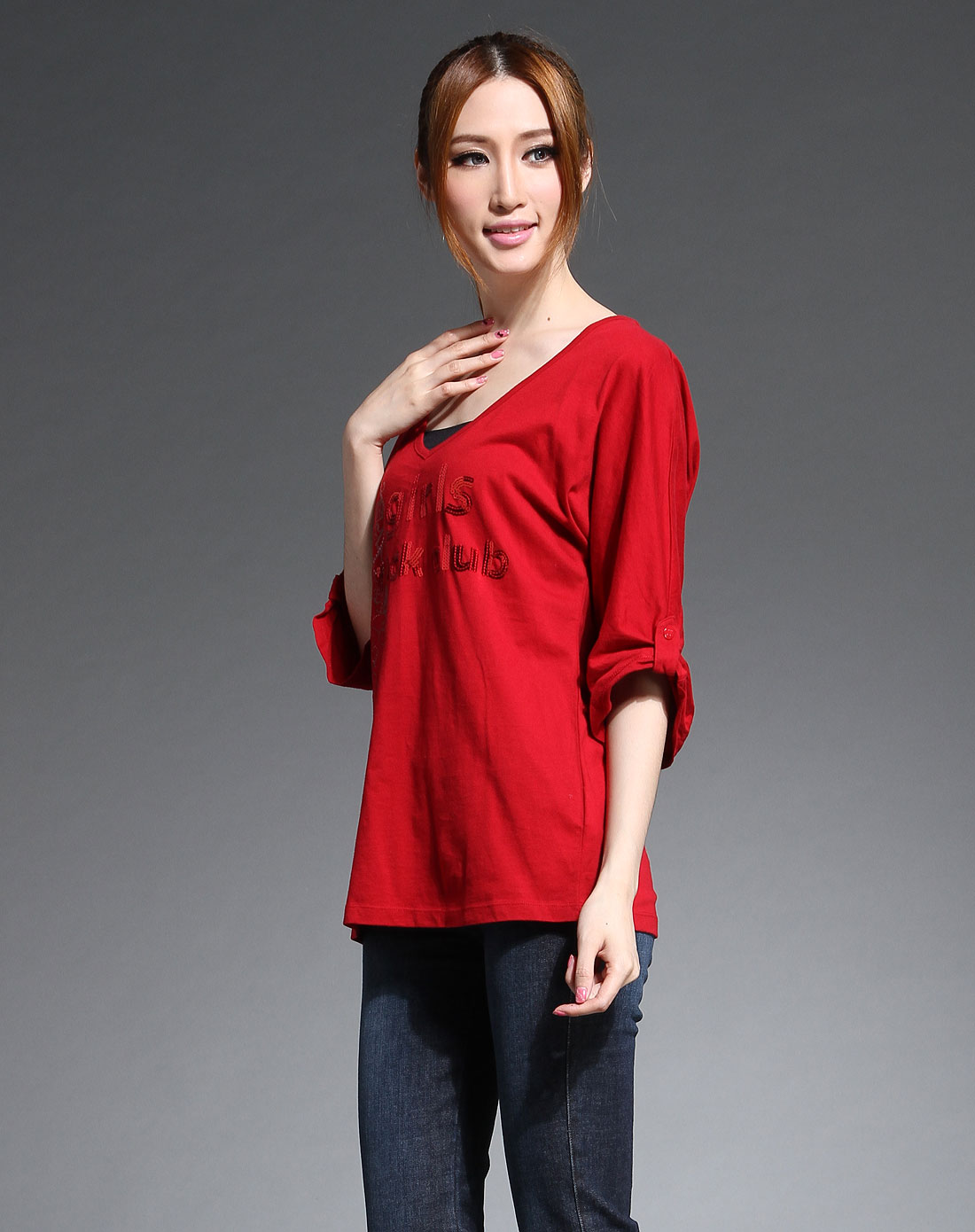 女款深红色v领闪片印花七分袖t恤