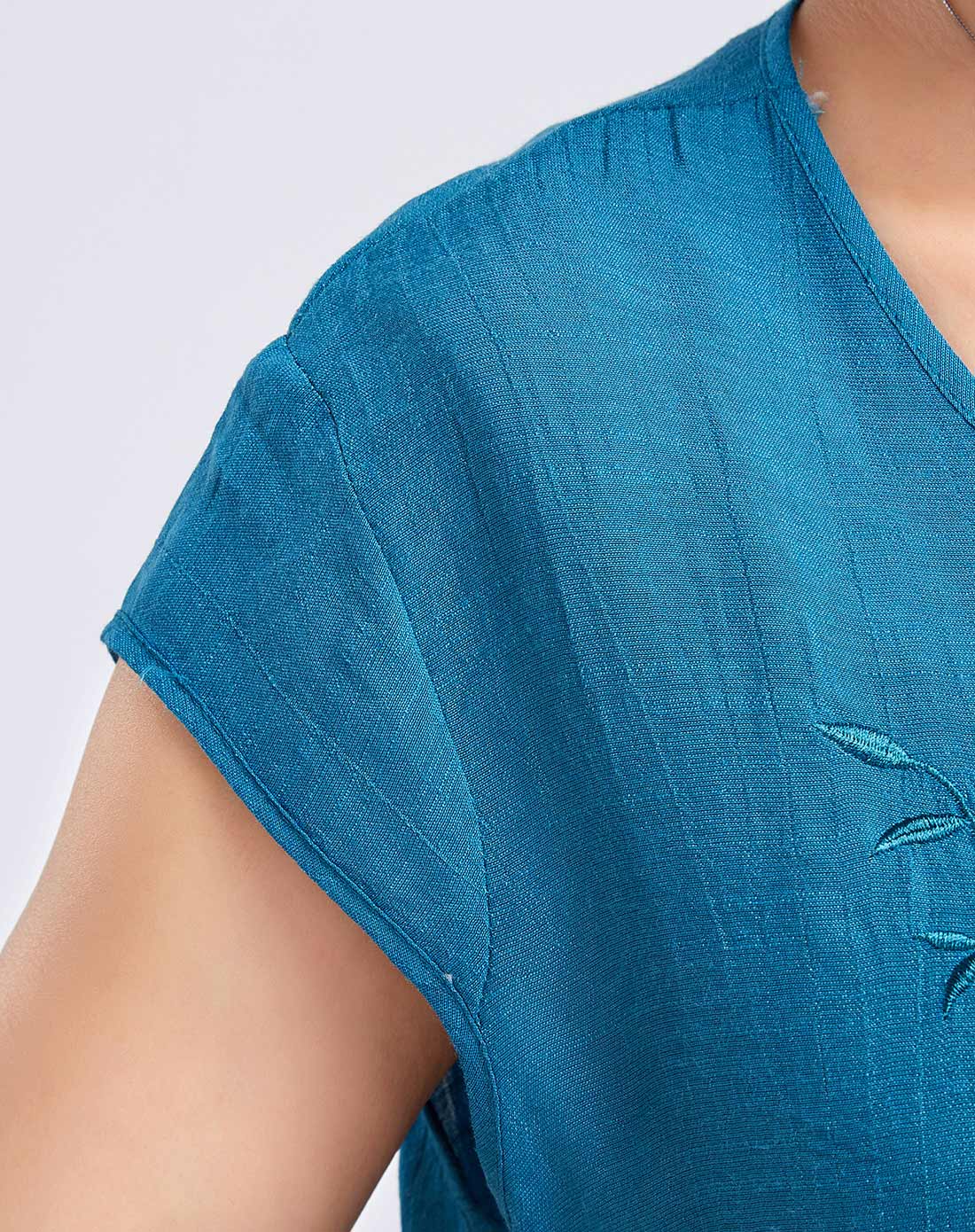 哈青色本色绣花圆领短袖上衣 素色九分裤套装