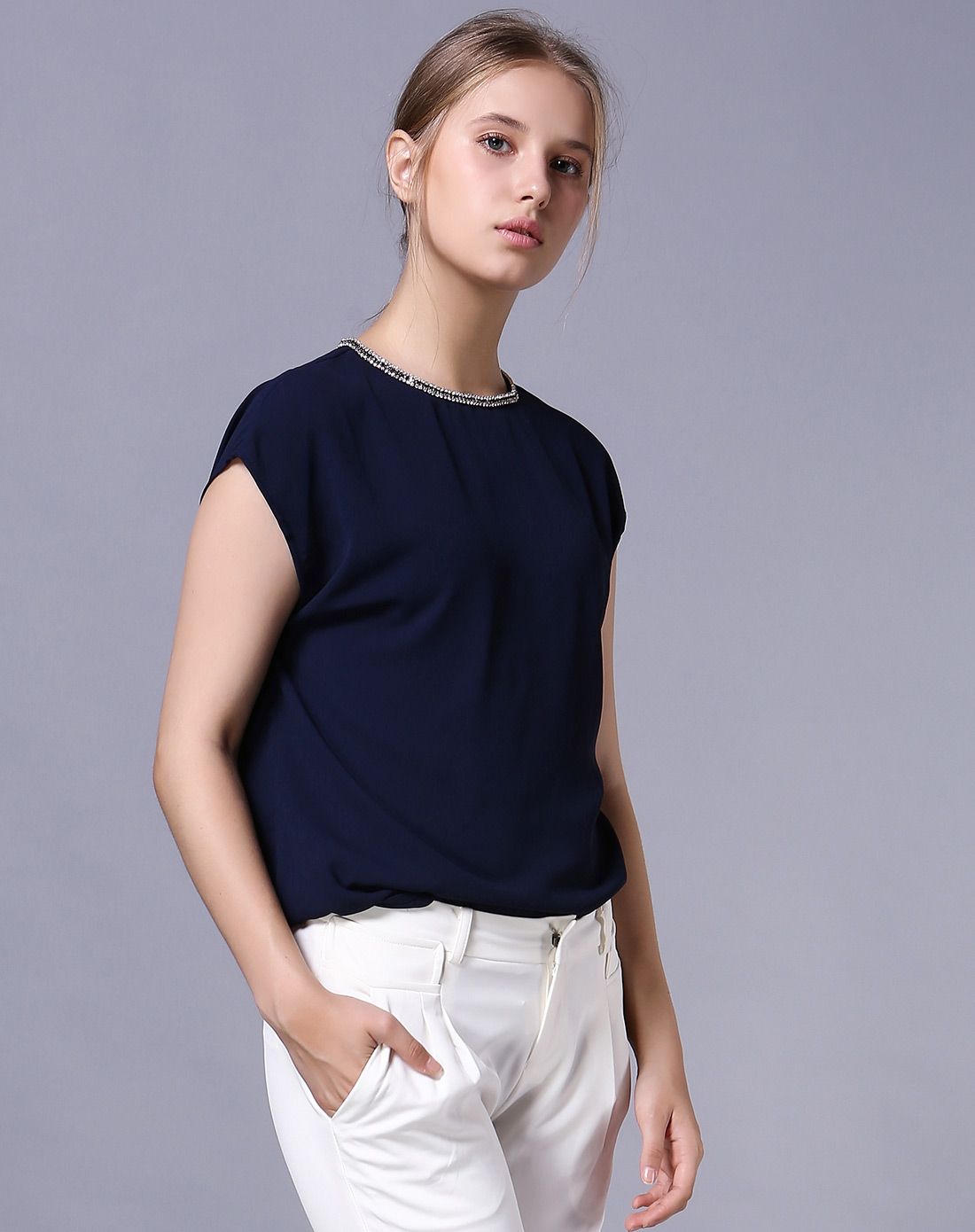 藏青色领口链条盖肩小衫