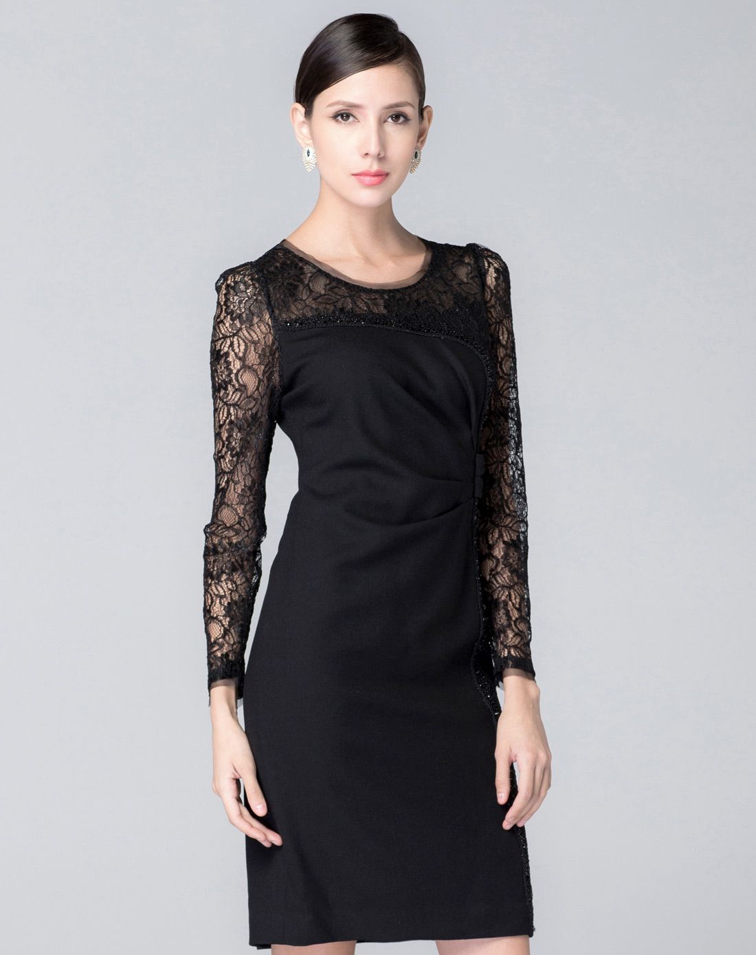 黑色蕾丝镂空连衣裙