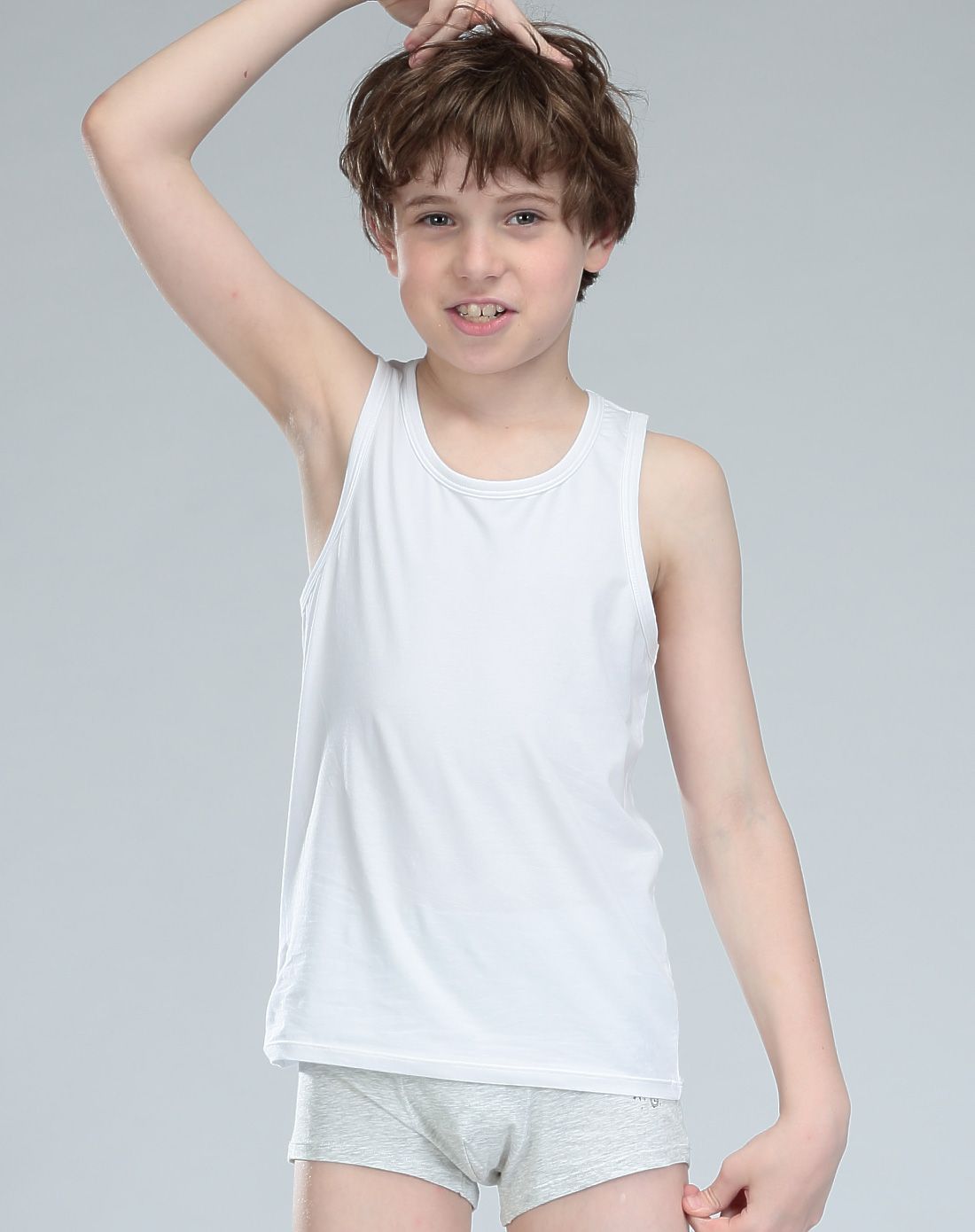 白色男童舒棉纯色打底背心