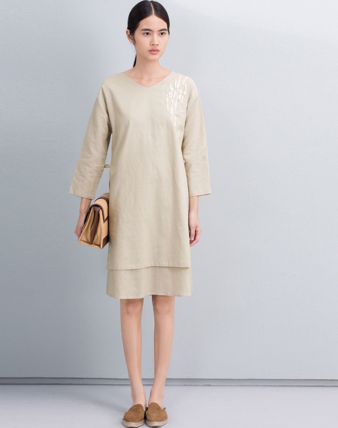 亚麻色棉麻绣花系带开叉长短摆连衣裙