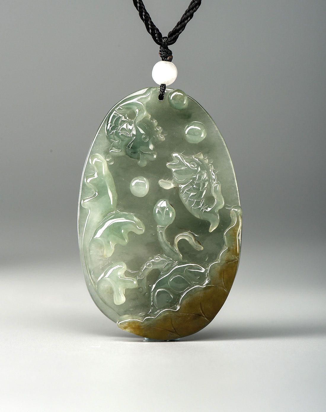 双鱼嬉戏双色冰种天然翡翠吊坠