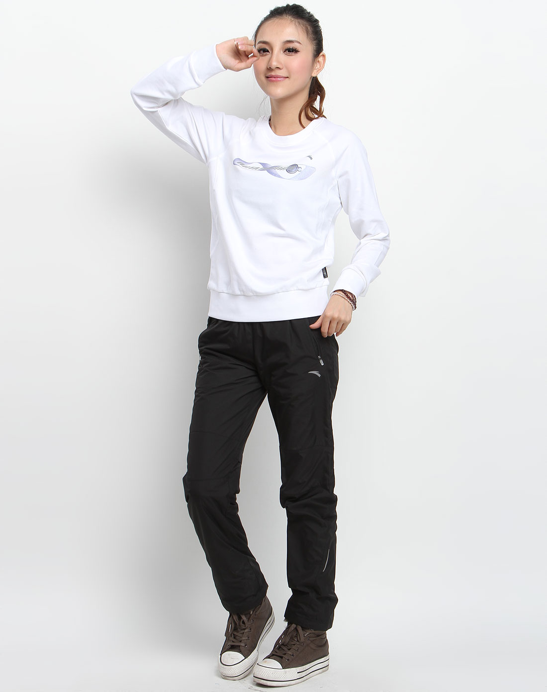 女款白色休闲简约长袖套头t恤