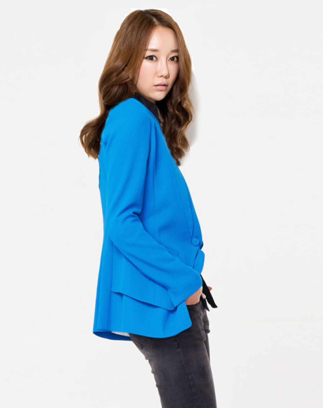 明蓝色大v领西服