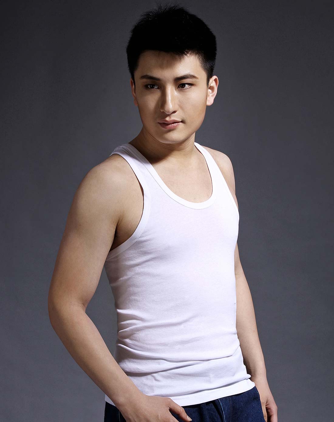 男款白色时尚修身运动背心