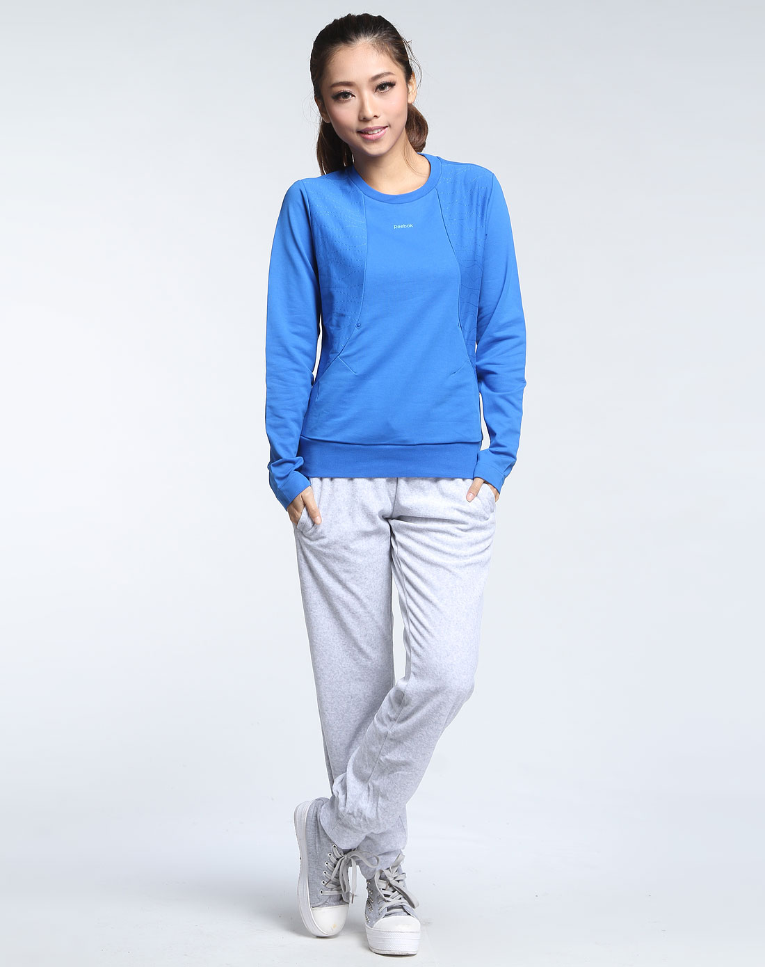 青蓝色圆领长袖卫衣