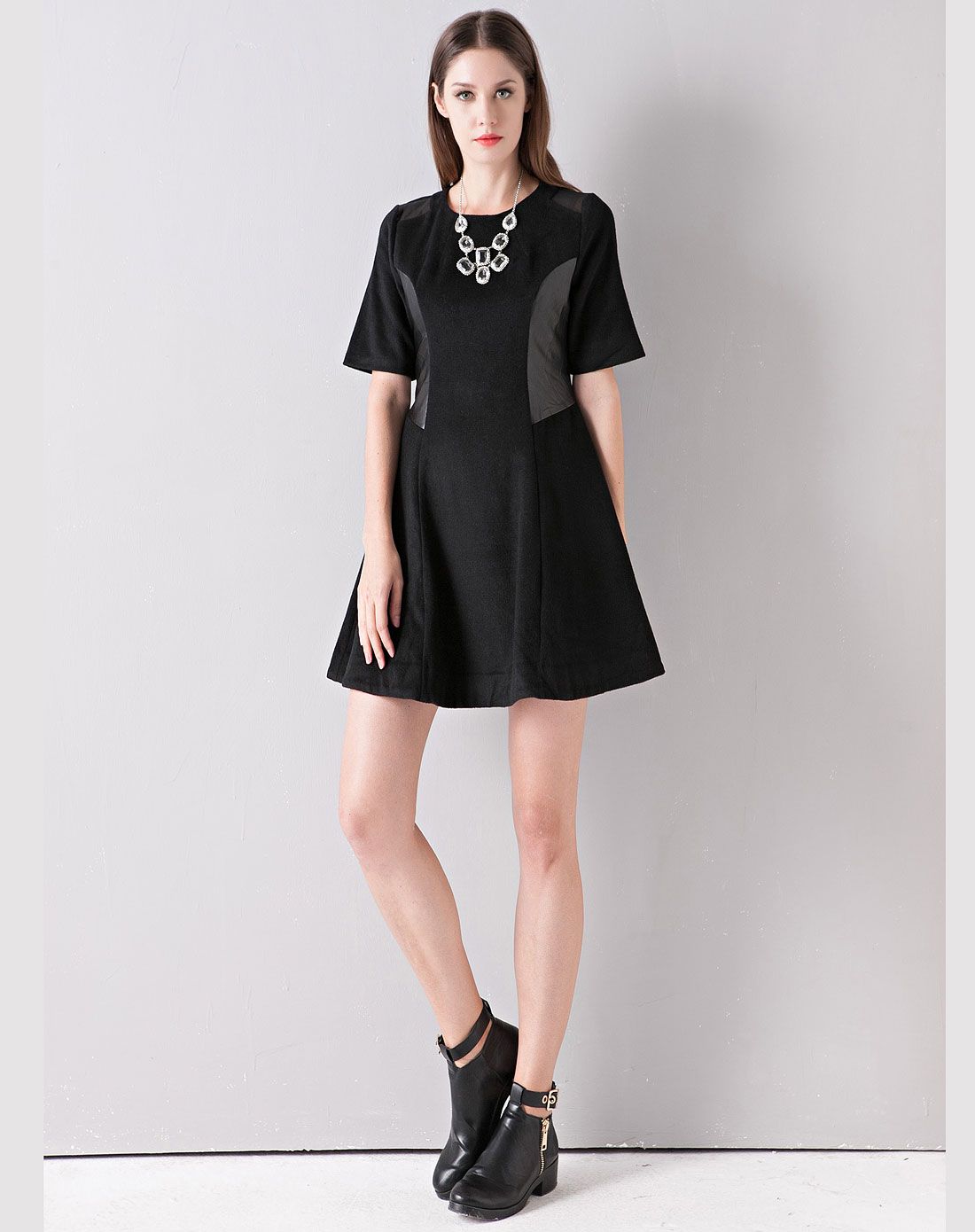 isabelle blanche女装专场 > 黑色圆领拼接中袖连衣裙