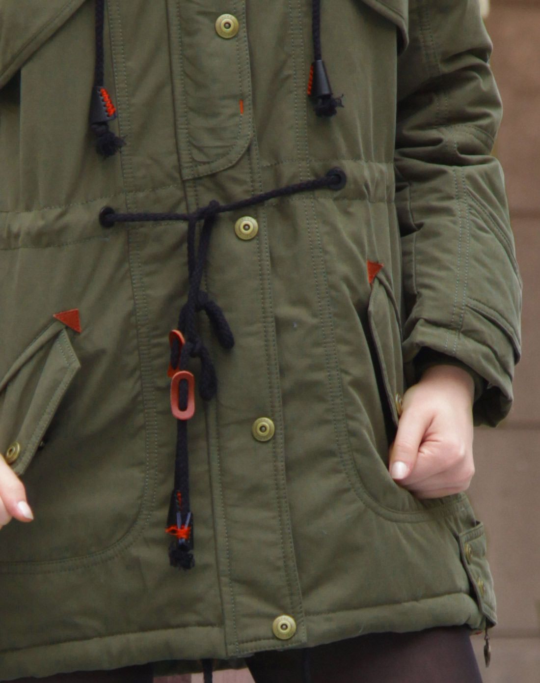 女款军绿色摩登休闲连帽长袖羽绒服