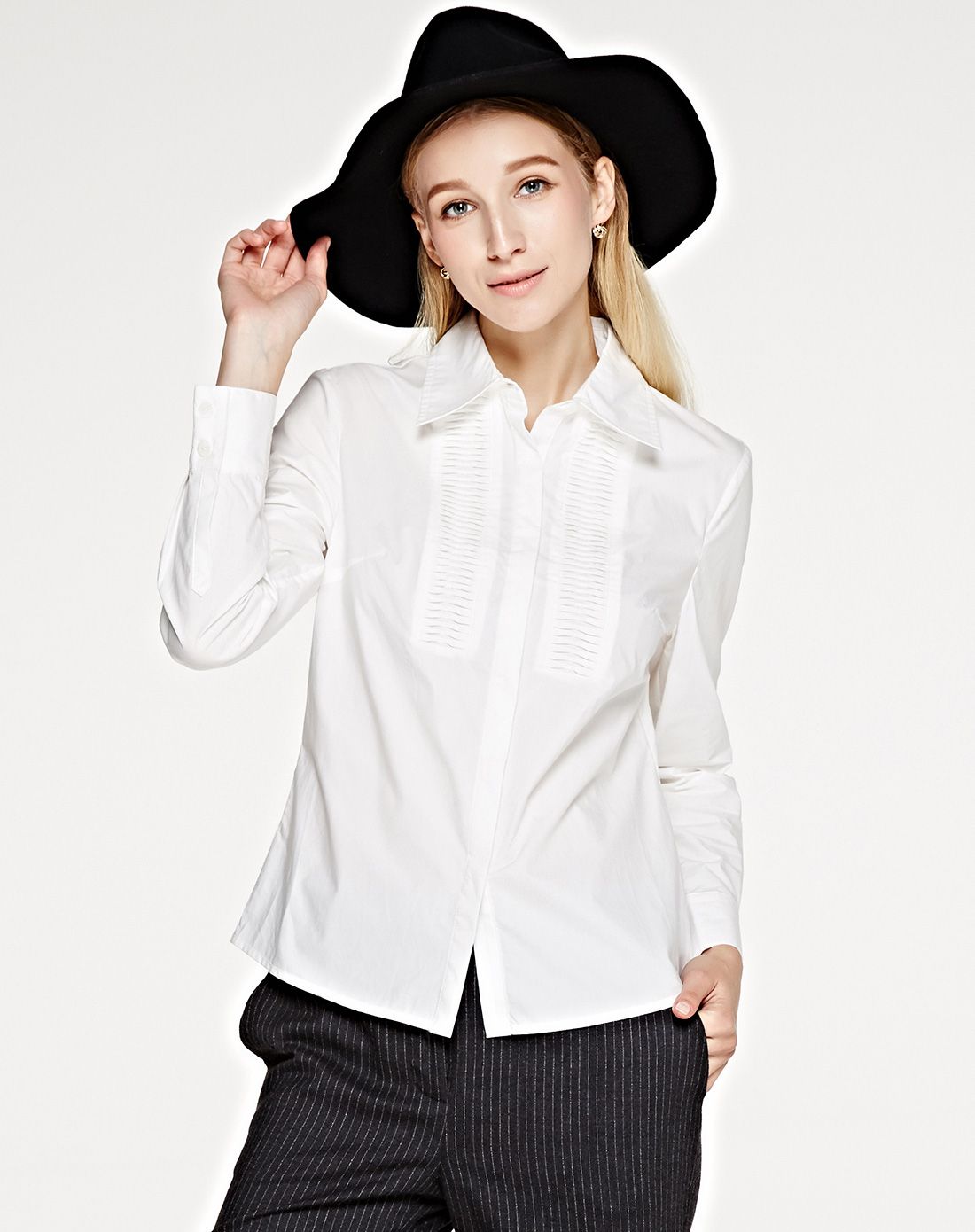 白色翻领胸前褶皱修身显瘦衬衫
