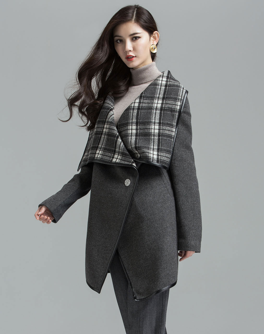 灰色格子翻领时尚长袖大衣