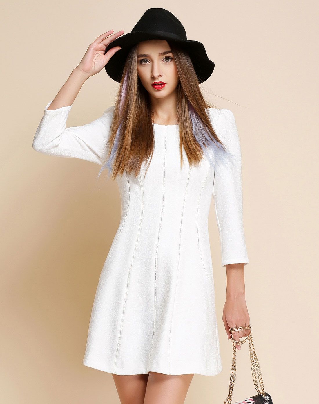 素色收腰连衣裙