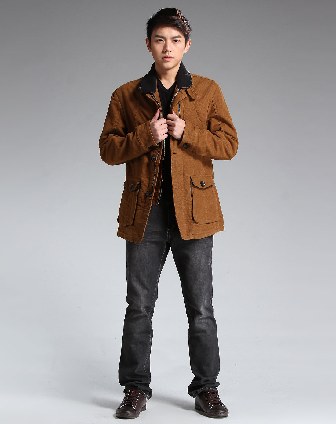 土黄色立领拉链休闲长袖外套