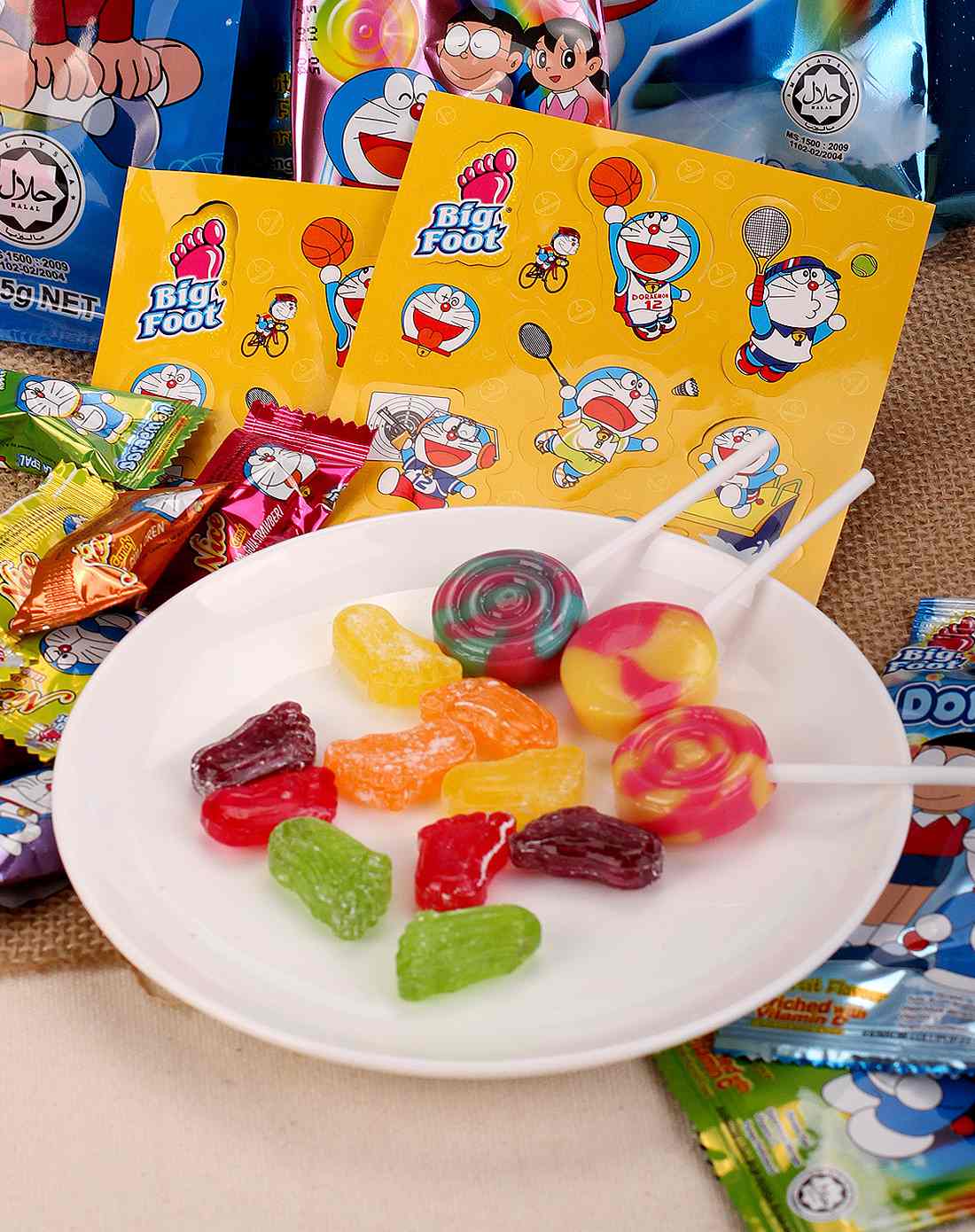 小朋友最爱 马来西亚 哆啦a梦彩虹什锦糖 彩虹棒棒糖275g(内含贴纸)