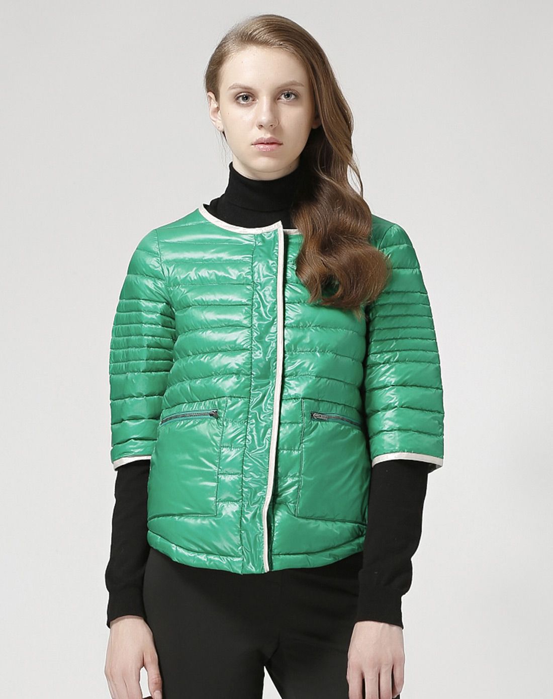 绿色短款半袖羽绒服