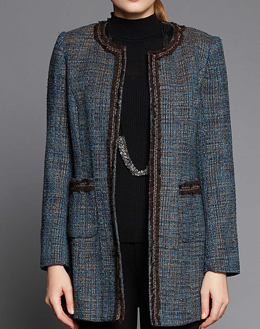 灰蓝色圆领香奈儿款长大衣