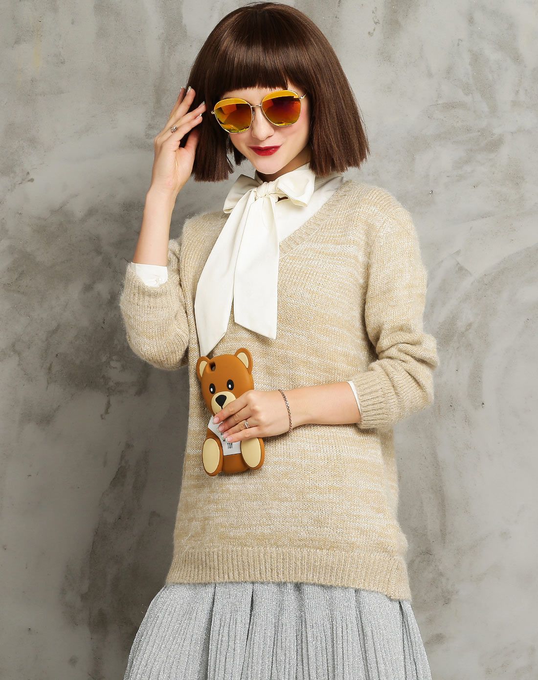 浅卡其色经典v领长袖毛衣