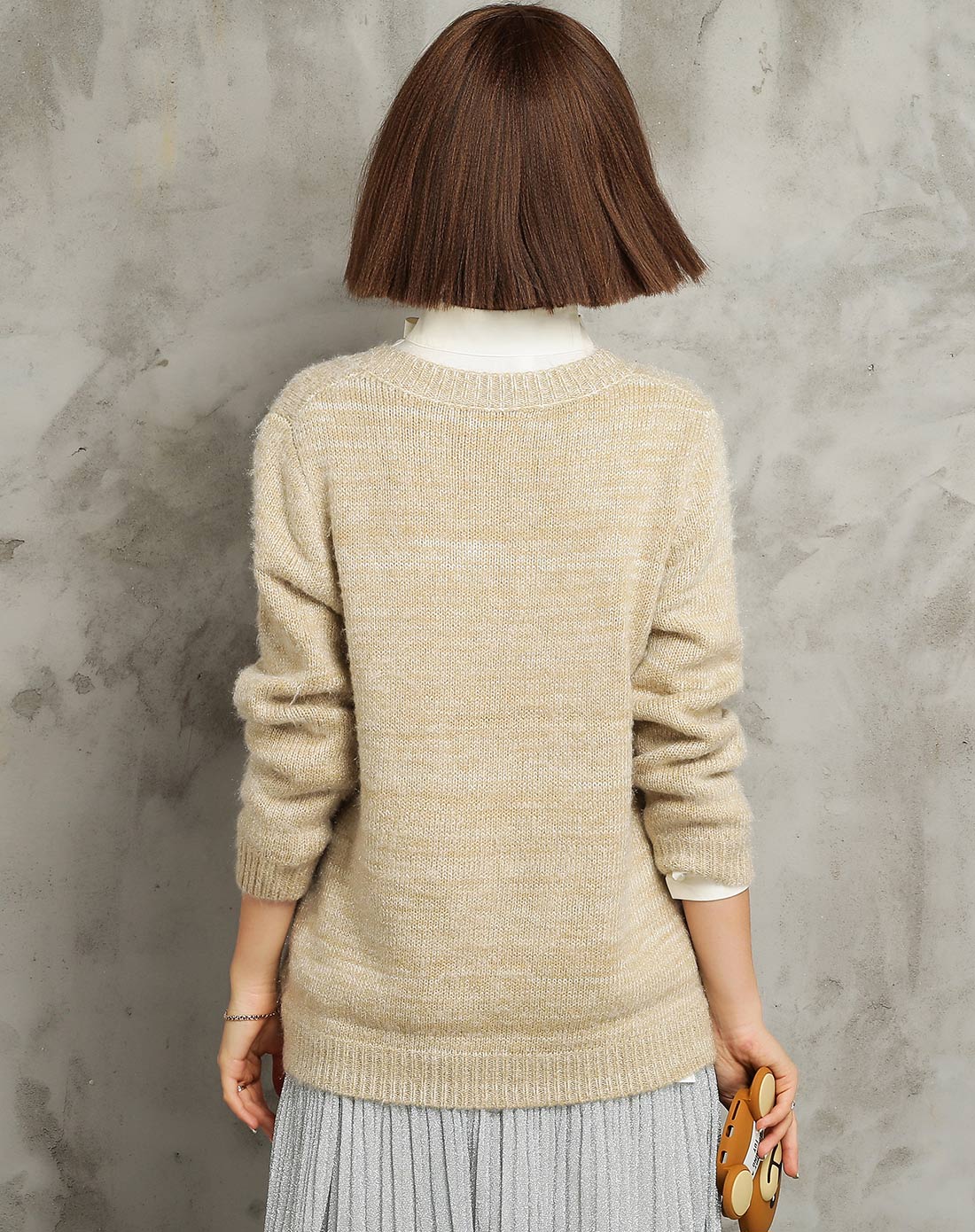 浅卡其色经典v领长袖毛衣