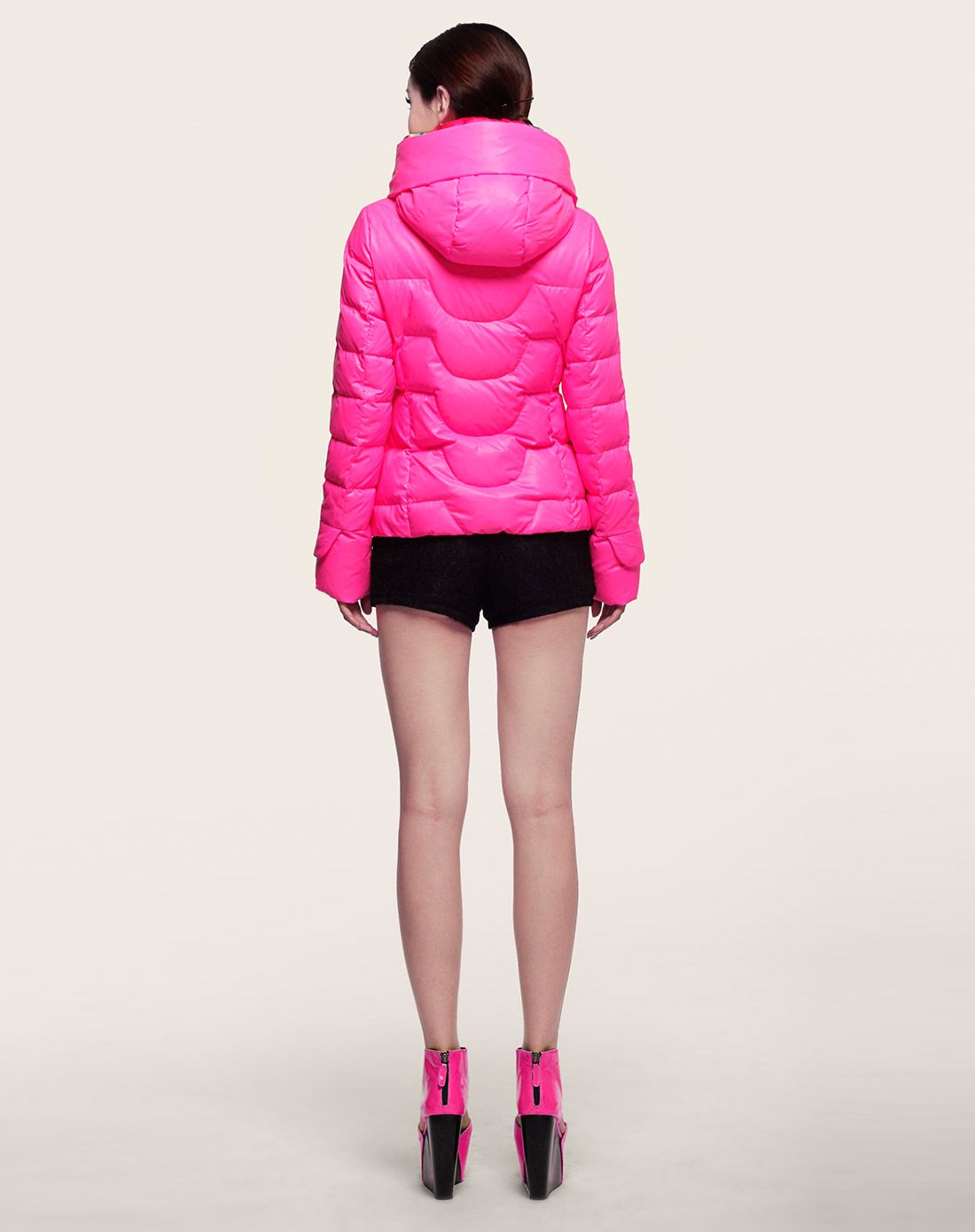 女款荧光粉修身短款连帽羽绒服