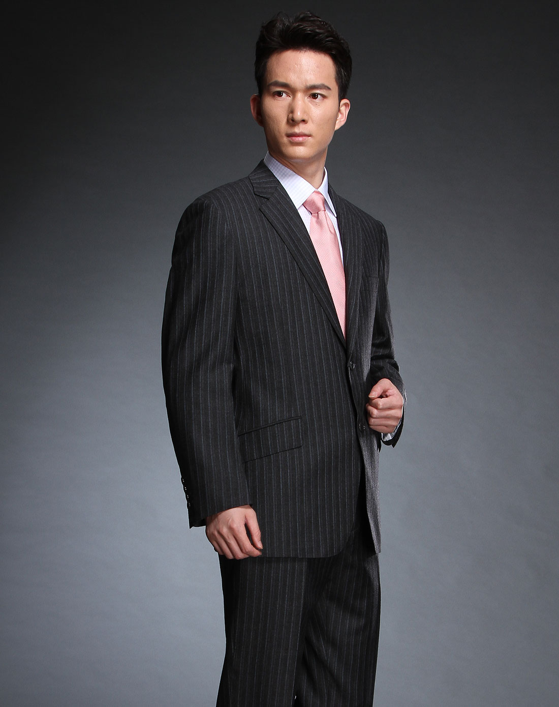 黑灰色条纹长袖西装