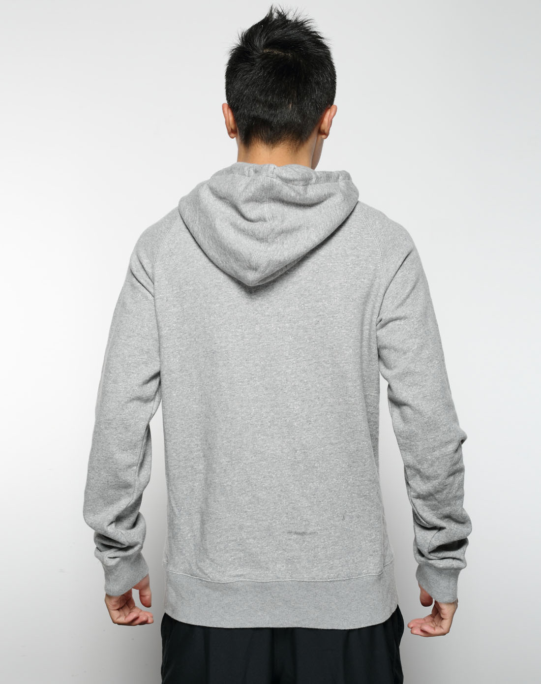 男子灰色连帽套头衫