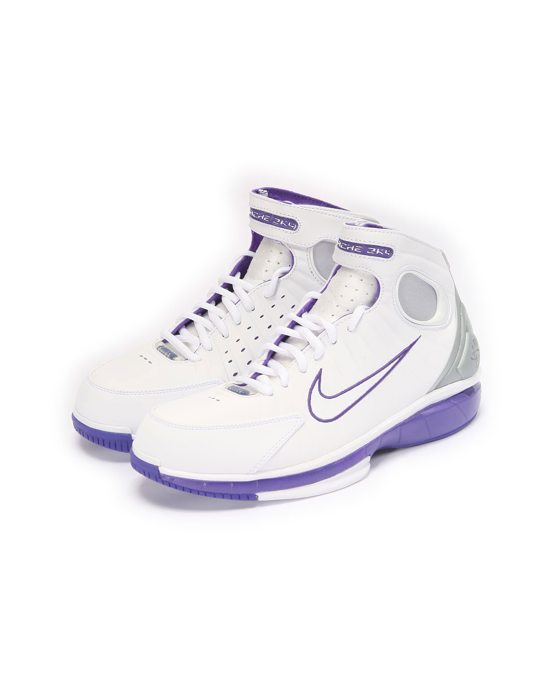 男子白色篮球鞋