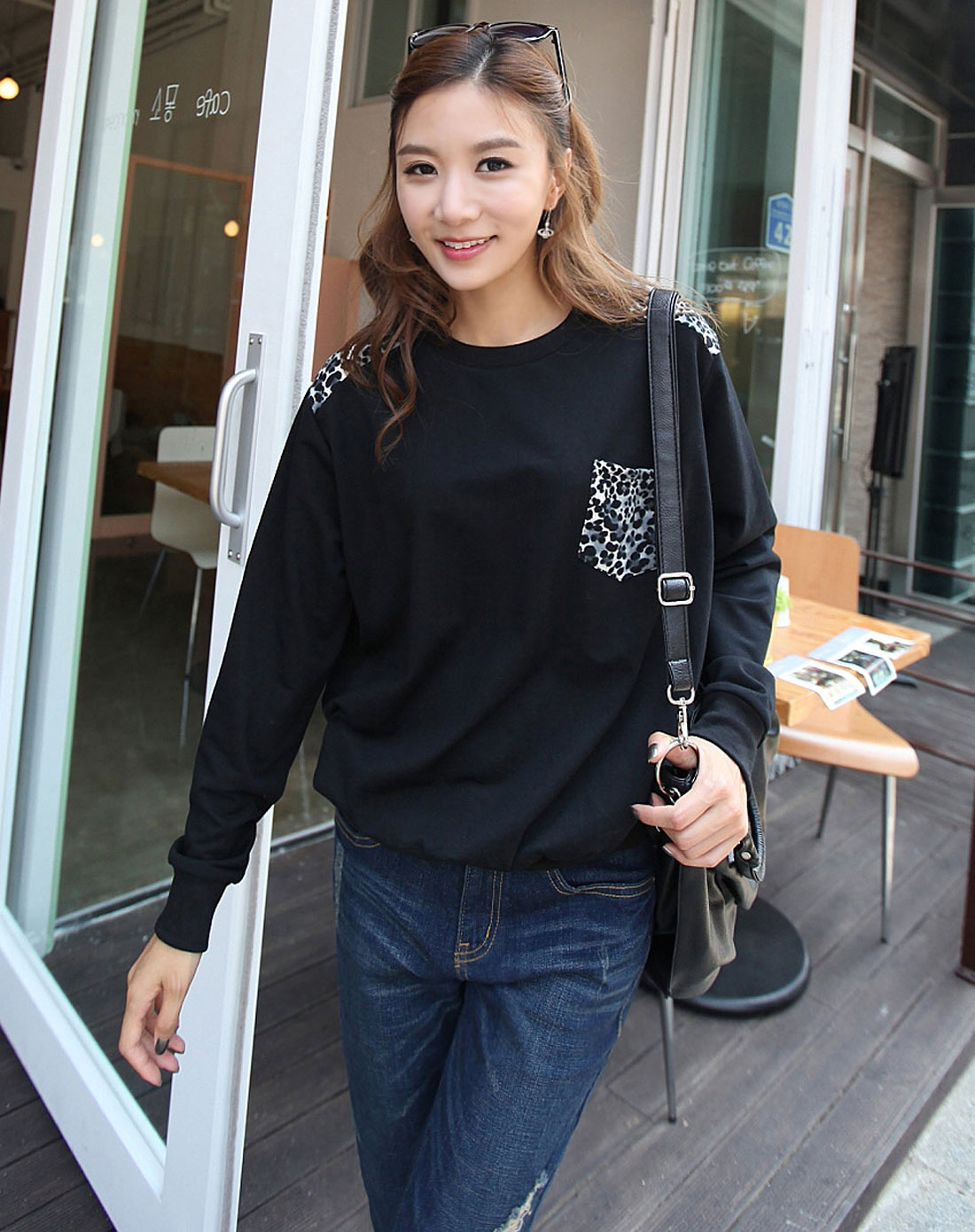 女款黑色圆领宽松卫衣