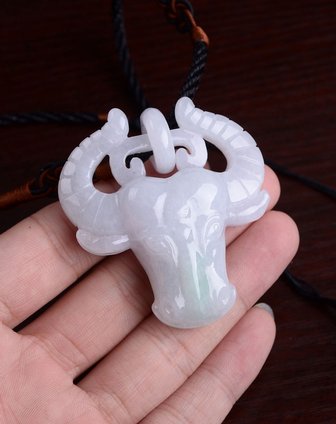 uve-天然a货翡翠冰种牛头吊坠