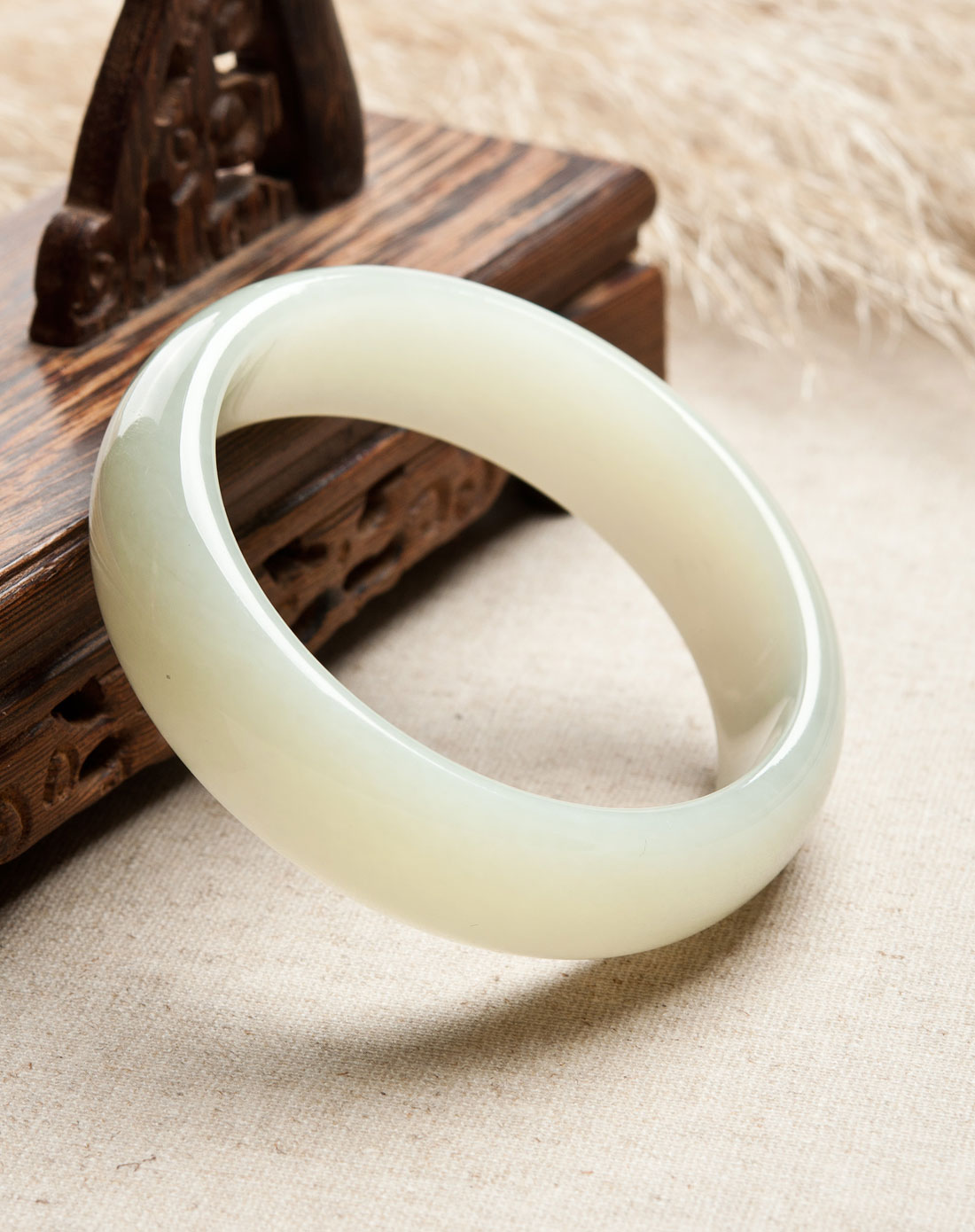 精品凝脂飘雪和田玉手镯(中号)