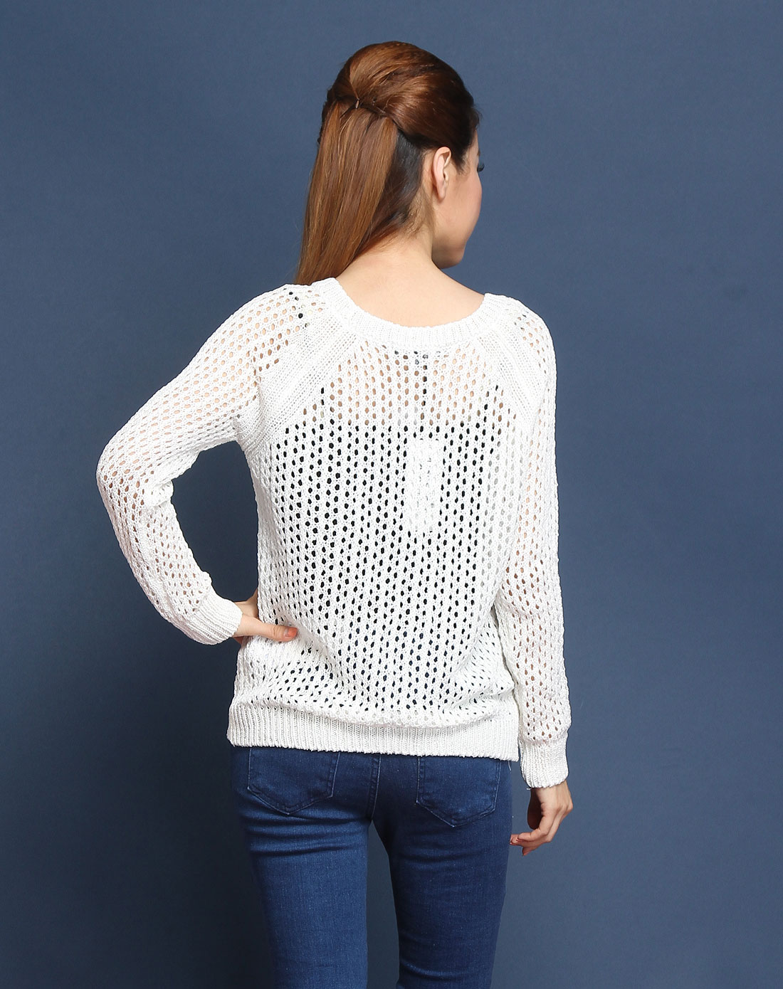 白色镂空圆领长袖针织衫