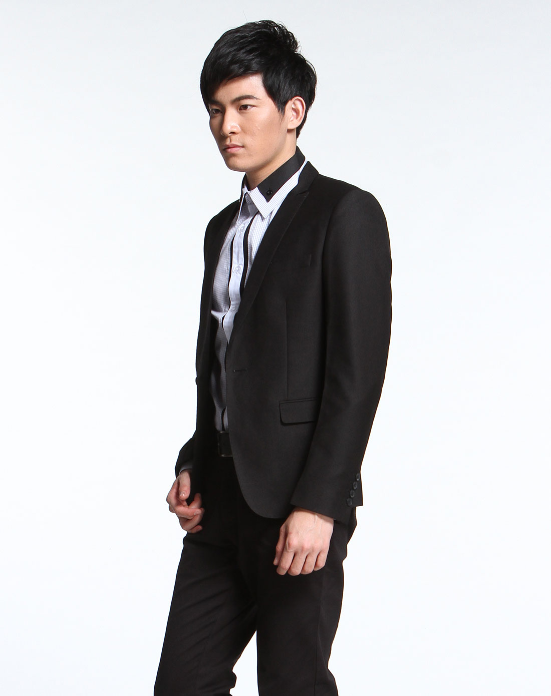 黑色经典枪驳领单扣长袖西装