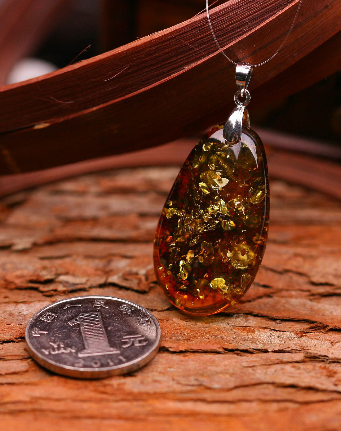 流光溢彩植物珀吊坠(附送皮绳)