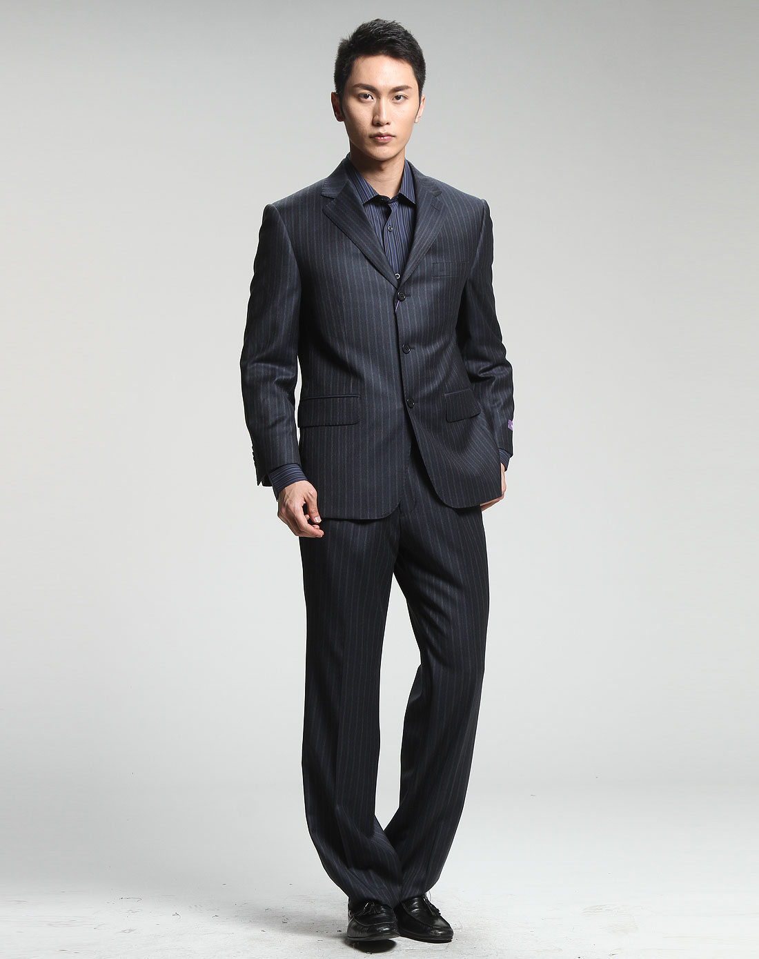 蓝灰色线纹时尚长袖西服套装