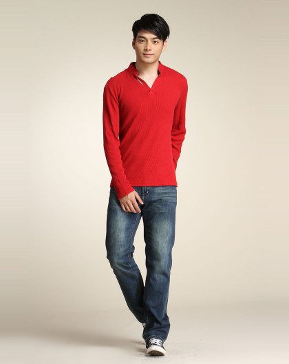 殷红色立领长袖t恤