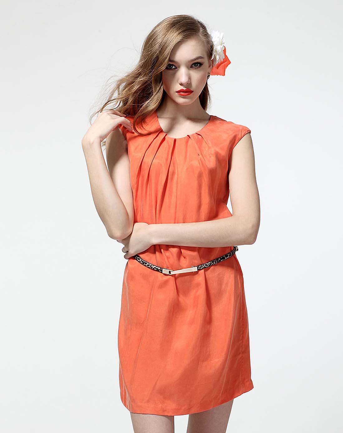 夏季浅橙色连衣裙