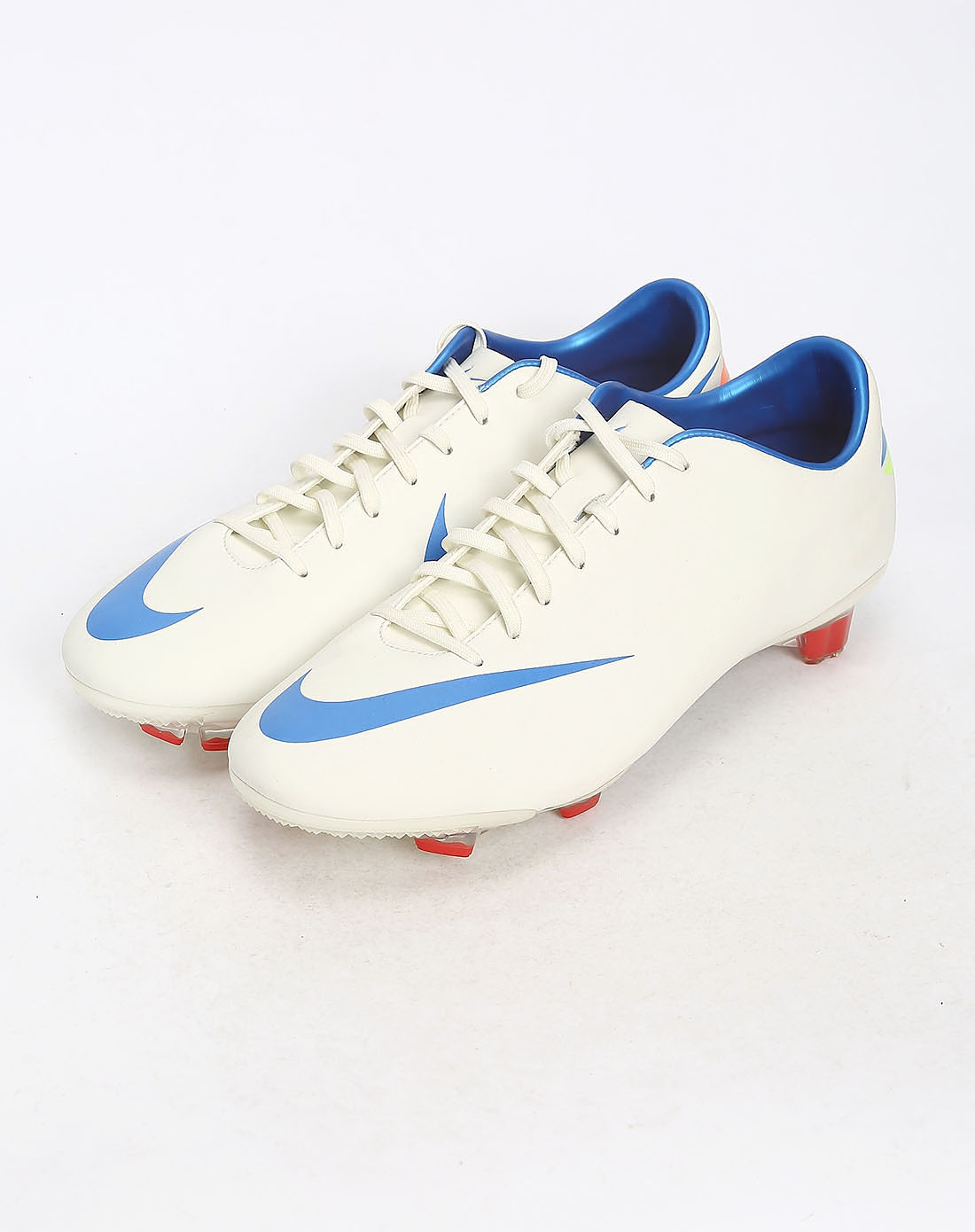 男子白色足球鞋