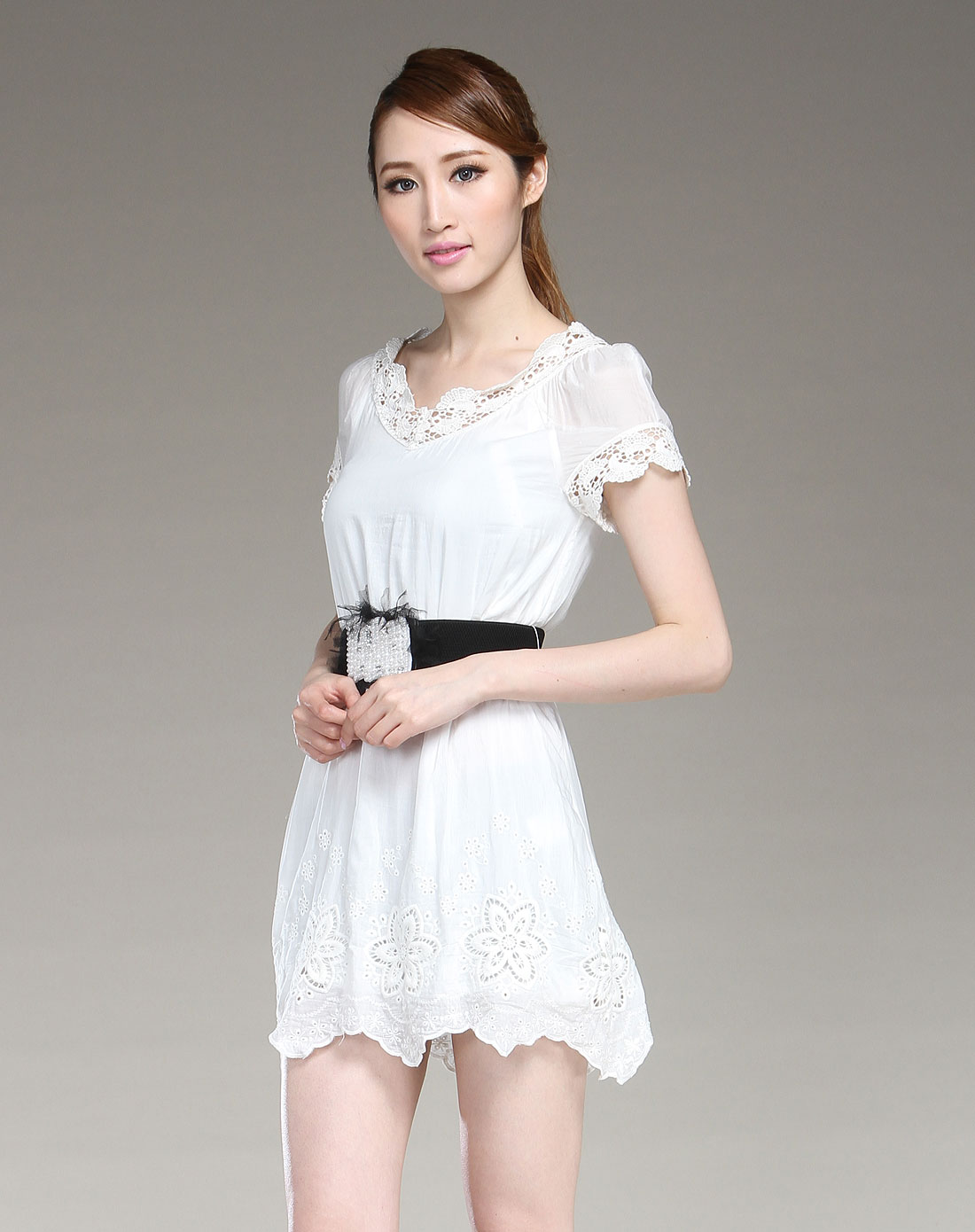 白色绣花短袖连衣裙